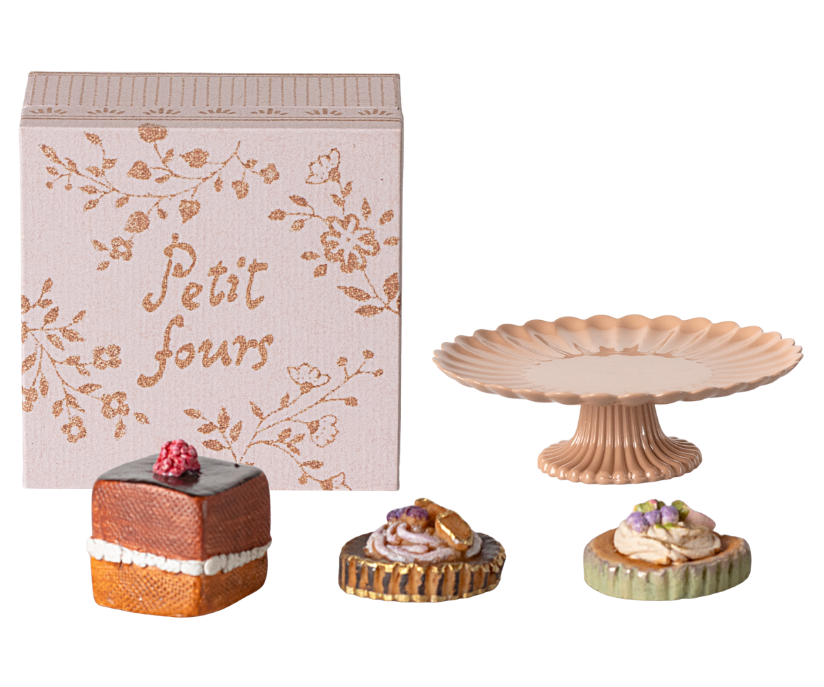 Cakes and cakestand, Mini - Maileg USA Cakes and cakestand, Mini - Maileg USA