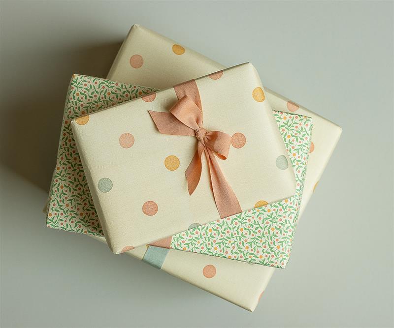 Gift wrapping service image