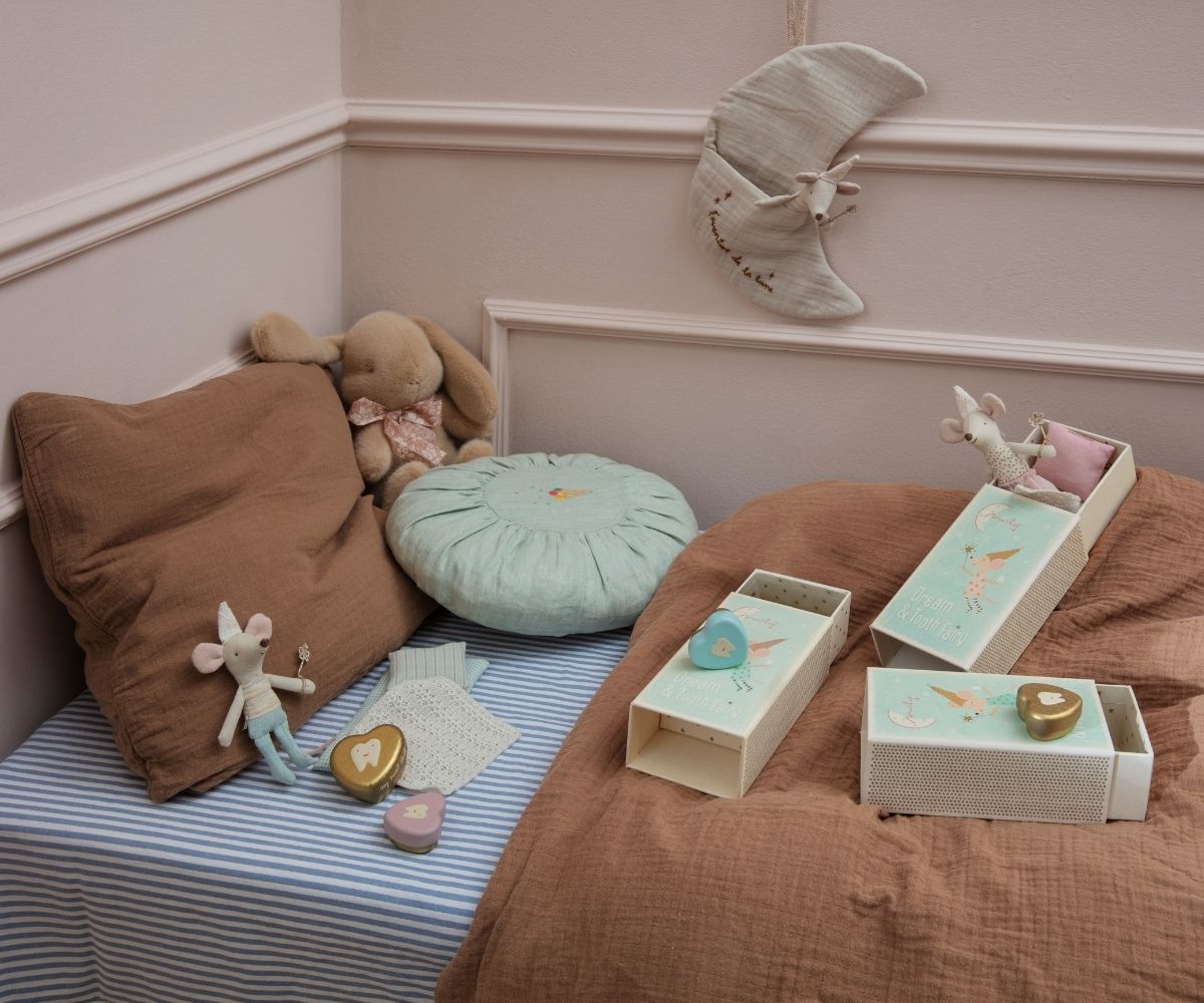 Petite Souris Fée Des Dents Maileg – Souris Garçon Dans Boîte Métal Avec Sac à Dos